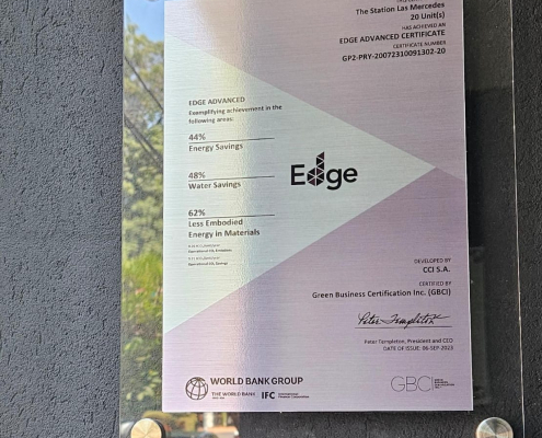 Placa de Certificación Edge otorgado por el Green Business Certification Inc. y el World Bank Group para el edificio The Station Las Mercedes.