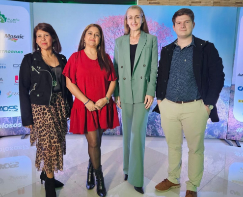 Las Arq. Gladys Soto, Arq. Violeta Pera, Lic, Ana Gress y el Ing. Erik Strubing del equipo CCI participando en la Ceremonia de Premiación de Coloso de la Tierra.