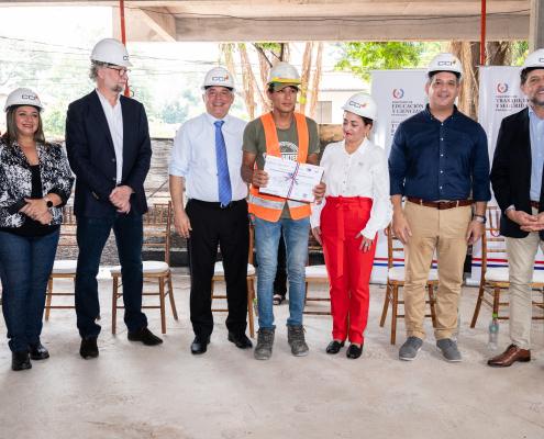 Trabajadores recibieron certificación por sus conocimientos y aptitudes como auxiliares de albañilería.