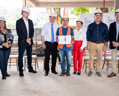 Trabajadores recibieron certificación por sus conocimientos y aptitudes como auxiliares de albañilería.